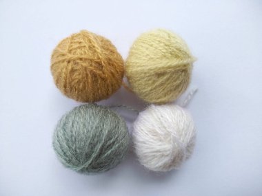 Yün ipliğinin arka planı, örgü ipliği, iplik çerçevesi olarak da kullanılabilir. Beyaz arka planda izole edilmiş el sanatları için örgü ipliği