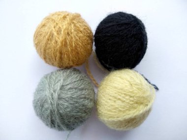 Yün ipliğinin arka planı, örgü ipliği, iplik çerçevesi olarak da kullanılabilir. Beyaz arka planda izole edilmiş el sanatları için örgü ipliği