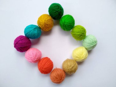 Yün ipliğinin arka planı, örgü ipliği, iplik çerçevesi olarak da kullanılabilir. Beyaz arka planda izole edilmiş el sanatları için örgü ipliği