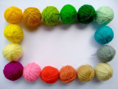 Yün ipliğinin arka planı, örgü ipliği, iplik çerçevesi olarak da kullanılabilir. Beyaz arka planda izole edilmiş el sanatları için örgü ipliği