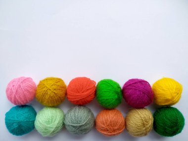 Yün ipliğinin arka planı, örgü ipliği, iplik çerçevesi olarak da kullanılabilir. Beyaz arka planda izole edilmiş el sanatları için örgü ipliği