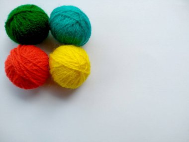 Yün ipliğinin arka planı, örgü ipliği, iplik çerçevesi olarak da kullanılabilir. Beyaz arka planda izole edilmiş el sanatları için örgü ipliği