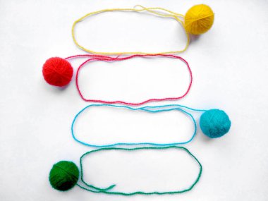 Yün ipliğinin arka planı, örgü ipliği, iplik çerçevesi olarak da kullanılabilir. Beyaz arka planda izole edilmiş el sanatları için örgü ipliği