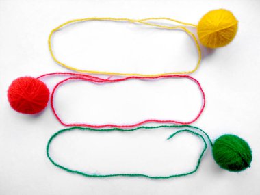 Yün ipliğinin arka planı, örgü ipliği, iplik çerçevesi olarak da kullanılabilir. Beyaz arka planda izole edilmiş el sanatları için örgü ipliği