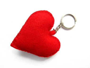 Kalp geçmişi. Sevgililer Günü geçmişi. Sevgililer Günü dekorasyonu için kalp. Kalp anahtarlığı. Beyaz arkaplanda anahtarlık