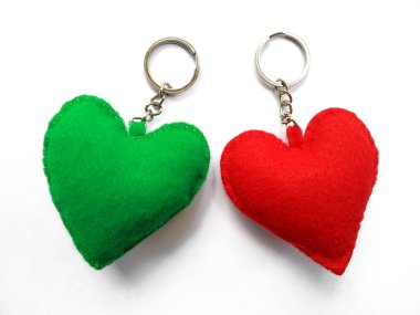 Kalp geçmişi. Sevgililer Günü geçmişi. Sevgililer Günü dekorasyonu için kalp. Kalp anahtarlığı. Beyaz arkaplanda anahtarlık