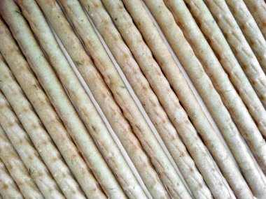 Beyaz arka planda ekmek çubukları. Ekmek çubukları beyaz arkaplanda üst görünüm. Atıştırmalık