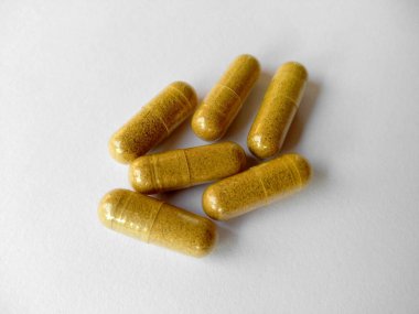 İlaç ve ilaç kapsülleri beyaz arka planda izole edilmiş. Beyaz arka planda bitkisel kapsül ya da bitkisel kapsül. Sağlık İlaçları