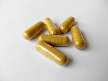 İlaç ve ilaç kapsülleri beyaz arka planda izole edilmiş. Beyaz arka planda bitkisel kapsül ya da bitkisel kapsül. Sağlık İlaçları