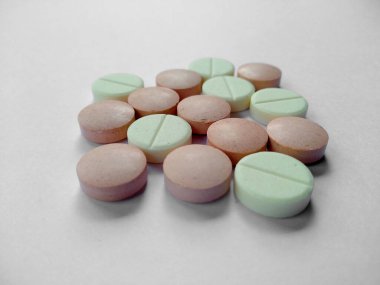 İlaç ve ilaç kapsülleri beyaz arka planda izole edilmiş. Beyaz arka planda bitkisel kapsül ya da bitkisel kapsül. Sağlık İlaçları