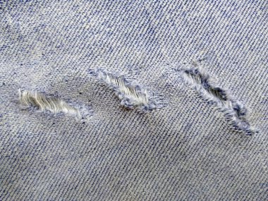 Yırtık kot pantolonun dokusu. Yırtık kot pantolon ya da kot kumaş yırtılmış, yırtılmış ve delik