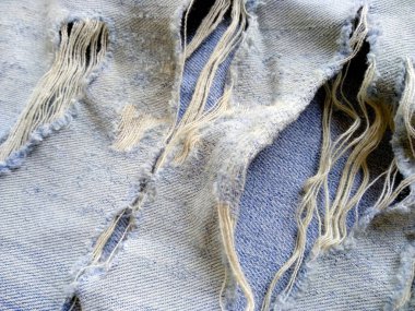 Yırtık kot pantolonun dokusu. Yırtık kot pantolon ya da kot kumaş yırtılmış, yırtılmış ve delik