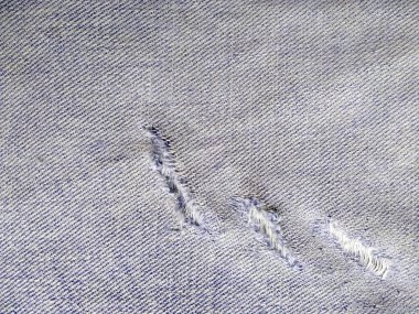 Yırtık kot pantolonun dokusu. Yırtık kot pantolon ya da kot kumaş yırtılmış, yırtılmış ve delik