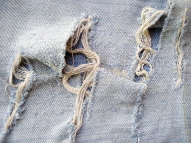 Yırtık kot pantolonun dokusu. Yırtık kot pantolon ya da kot kumaş yırtılmış, yırtılmış ve delik