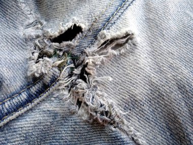 Yırtık kot pantolonun dokusu. Yırtık kot pantolon ya da kot kumaş yırtılmış, yırtılmış ve delik