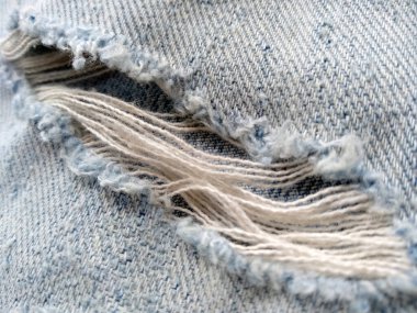 Yırtık kot pantolonun dokusu. Yırtık kot pantolon ya da kot kumaş yırtılmış, yırtılmış ve delik