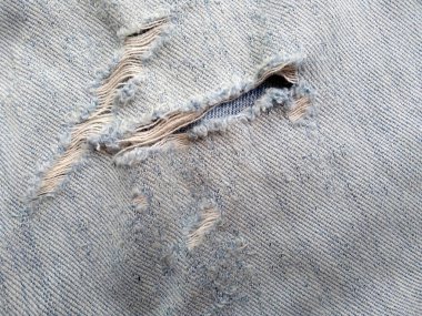 Yırtık kot pantolonun dokusu. Yırtık kot pantolon ya da kot kumaş yırtılmış, yırtılmış ve delik