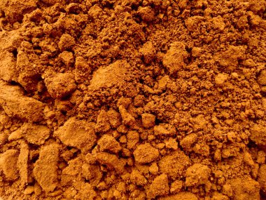 Kırpma yolu ile toprak düzenleme. Beyaz arka planda toprak dokusu. Kil zemin, Kahverengi zemin