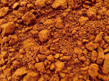 Kırpma yolu ile toprak düzenleme. Beyaz arka planda toprak dokusu. Kil zemin, Kahverengi zemin