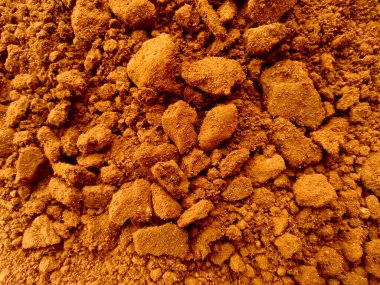 Kırpma yolu ile toprak düzenleme. Beyaz arka planda toprak dokusu. Kil zemin, Kahverengi zemin