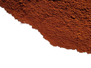 Bahçedeki toprak. Beyaz arka planda izole edilmiş toprak yığını. Kırpma yolu olan toprak kum tepeciği. Kil zemin, Kahverengi zemin