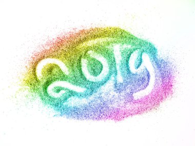 Beyaz arka planda soyut çok renkli kum patlaması. Yığınla renkli kumsal beyaz arka planda izole edilmiş. Kesme yolu olan kum tepeciği. Kum tepeleri beyaz arkaplanda izole