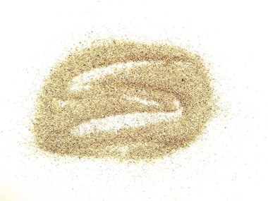 Beyaz arka planda izole edilmiş kumsal yığını. Kesme yolu olan kum tepeciği. Kum tepecikleri beyaz arka planda izole. Kum plajı dokusu