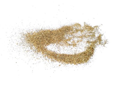 Beyaz arka planda izole edilmiş kumsal yığını. Kesme yolu olan kum tepeciği. Kum tepecikleri beyaz arka planda izole. Kum plajı dokusu