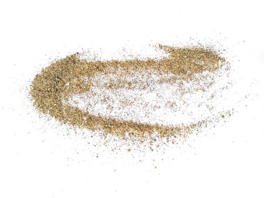 Beyaz arka planda izole edilmiş kumsal yığını. Kesme yolu olan kum tepeciği. Kum tepecikleri beyaz arka planda izole. Kum plajı dokusu