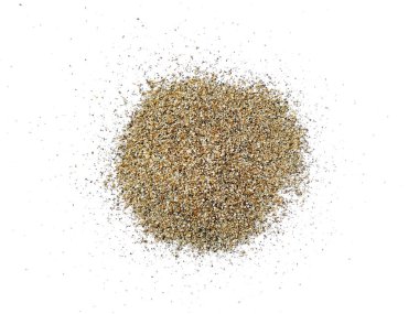 Beyaz arka planda izole edilmiş kumsal yığını. Kesme yolu olan kum tepeciği. Kum tepecikleri beyaz arka planda izole. Kum plajı dokusu