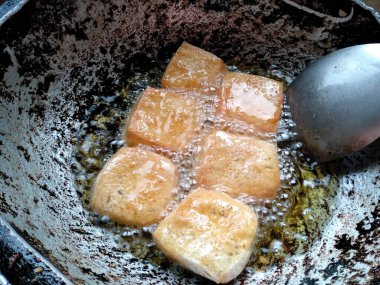 Geleneksel Endonezya mutfağı yemekleri. Masakan / Makanan Tahu Goreng Endonezya Gıda çok basit ve genellikle evde yapılır. Kızartma tavasında tofu pişirmek (Tahu goreng veya kızarmış tofu )
