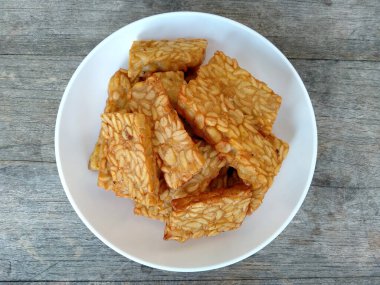 geleneksel Endonezya mutfak gıda. Masakan / Makanan Tempe Goreng Endonezya Gıda basit ve genellikle evde yapılır. Endonezya Sokak Gıda ( Tempe goreng veya kızarmış tempe )