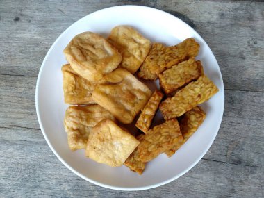 Geleneksel Endonezya mutfağı yemekleri. Sambal, penyetan kızarmış temposu ve tahu ya da acı soslu tofu. Tahu Goreng ve Tempe Goreng Endonezya yemekleri. Basit ve genellikle evde yapılır..