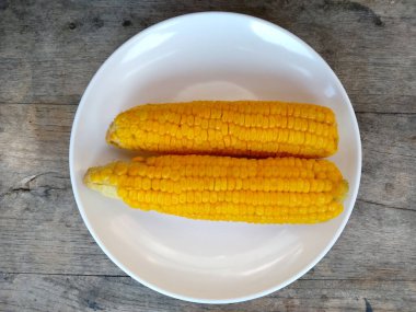 Geleneksel Endonezya mutfağı yemekleri. Jagung Putih Rebus veya haşlanmış beyaz mısır. Jagung Rebus Endonezya yemeği basit ve genellikle evde yapılır. Endonezya sokak yiyeceği (haşlanmış mısır )