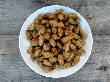 Kacang Tanah Rebus veya haşlanmış fıstık. Cemilan Endonezya ya da Endonezya atıştırmalıkları. Basit ve lezzetli Endonezya yemekleri. Endonezya sokak yiyeceği (Makanan Ringan veya fıstık çerezi )