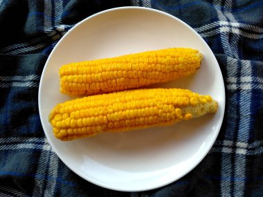 Geleneksel Endonezya mutfağı yemekleri. Jagung Putih Rebus veya haşlanmış beyaz mısır. Jagung Rebus Endonezya yemeği basit ve genellikle evde yapılır. Endonezya sokak yiyeceği (haşlanmış mısır )