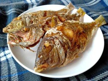 Geleneksel Endonezya mutfağı yemekleri. Ikan Goreng veya kızarmış balık. Ikan Goreng Endonezya yemeği. Basit ve genellikle evde yapılır. Endonezya sokak yiyeceği (kızarmış balık )