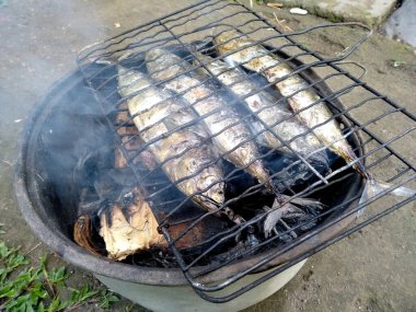 Izgarada yakın planda ızgara balık. Ikan Panggang / Bakar veya ızgara balık. Ikan panggang Endonezya yemeği. Basit ve lezzetli. Endonezya Sokak Yemekleri.