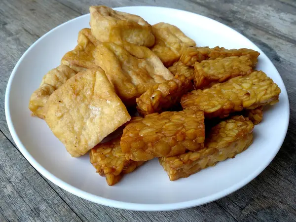 Geleneksel Endonezya mutfağı yemekleri. Sambal, penyetan kızarmış temposu ve tahu ya da acı soslu tofu. Tahu Goreng ve Tempe Goreng Endonezya yemekleri. Basit ve genellikle evde yapılır..