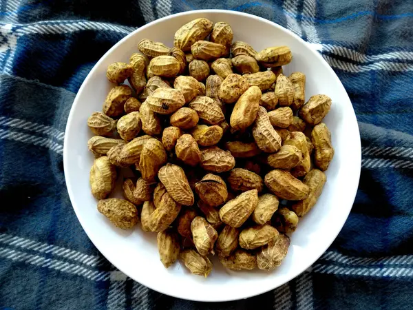 stock image Kacang Tanah Rebus or boiled peanuts. Cemilan Indonesia or indonesian snacks. Indonesian Food that is simple and delicious. Indonesian Street Food ( Makanan Ringan or peanuts Snacks )