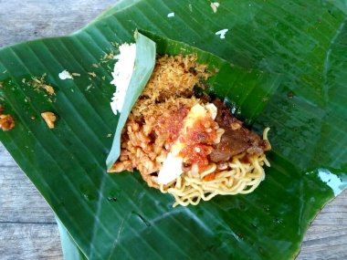 Geleneksel Endonezya mutfağı yemekleri. Makanan Nasi Jinggo Bali / Nasi Kucing veya muz yapraklarına sarılmış pirinç. Nasi Jinggo Endonezya yemekleri basit ve lezzetli. Endonezya Sokak Yemekleri.