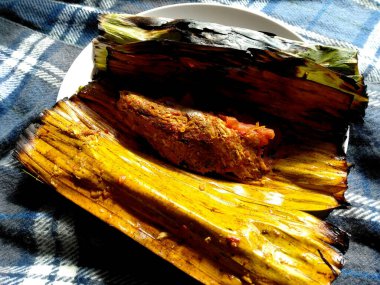 Geleneksel Endonezya mutfağı yemekleri. Masakan Pepes Ikan Bakar / Panggang veya ızgara balık. Pepes Ikan Endonezya yemeği. Basit ve genellikle evde yapılır. Endonezya Sokak Yemekleri.