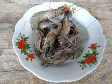 Balık pazarında taze karides. Tabakta ve masada taze karides. Okyanustan, denizden, sahilden taze karides. ( Udang Segar )