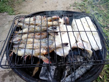 Izgarada ızgara kalamar ve karides. Udang dan Cumi-cumi Panggang / Bakar ya da ızgara kalamar ve karides. Udang ve Cumi Panggang Endonezya yemekleri basit ve lezzetli.