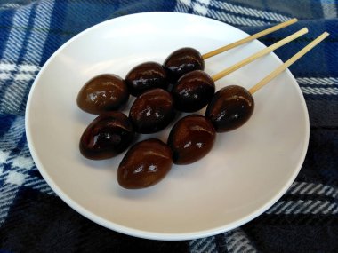 Geleneksel Endonezya mutfağı yemekleri. Masakan Telur Puyuh veya Bıldırcın Yumurtası Satay. Sate Telur Puyuh Endonezya yemeği basit ve genellikle evde yapılır. Endonezya Sokak Yemekleri.