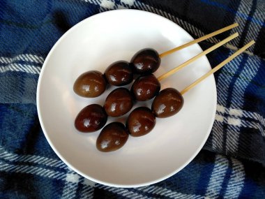 Geleneksel Endonezya mutfağı yemekleri. Masakan Telur Puyuh veya Bıldırcın Yumurtası Satay. Sate Telur Puyuh Endonezya yemeği basit ve genellikle evde yapılır. Endonezya Sokak Yemekleri.