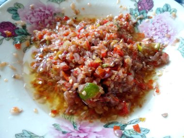 Geleneksel ev yapımı sambal ya da kırmızı acı biber ezmesi. Bir kase acı biber sosu izole edilmiş. Cobek taşı / Ulekan Batu 'da yapılan kırmızı biber sosu. Sambal Endonezya Gıda.