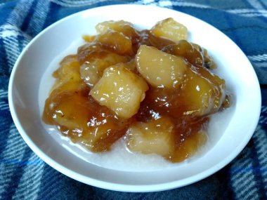 Geleneksel Endonezya mutfağı yemekleri. Kue basah khas bali ya da Bali özel kekleri. Jajan Kolak Pisang Endonesi Yemekleri basit ve lezzetli. Endonezya Sokak Yemekleri (Jaje Kolak Pisang Bali )