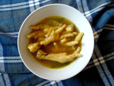 Geleneksel Endonezya mutfağı yemekleri. Soto Ceker Ayam Kuah Kuning veya Soto tavuk ayağı. Soto Ceker Ayam Kuah Kuning Endonezya yemeği. Basit ve genellikle evde yapılır. Endonezya Sokak Yemekleri