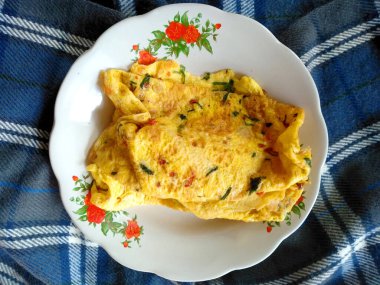 Telur Dadar Endonezya yemeği. Basit ve genellikle evde yapılır. Endonezya sokak yiyeceği (Omlet )